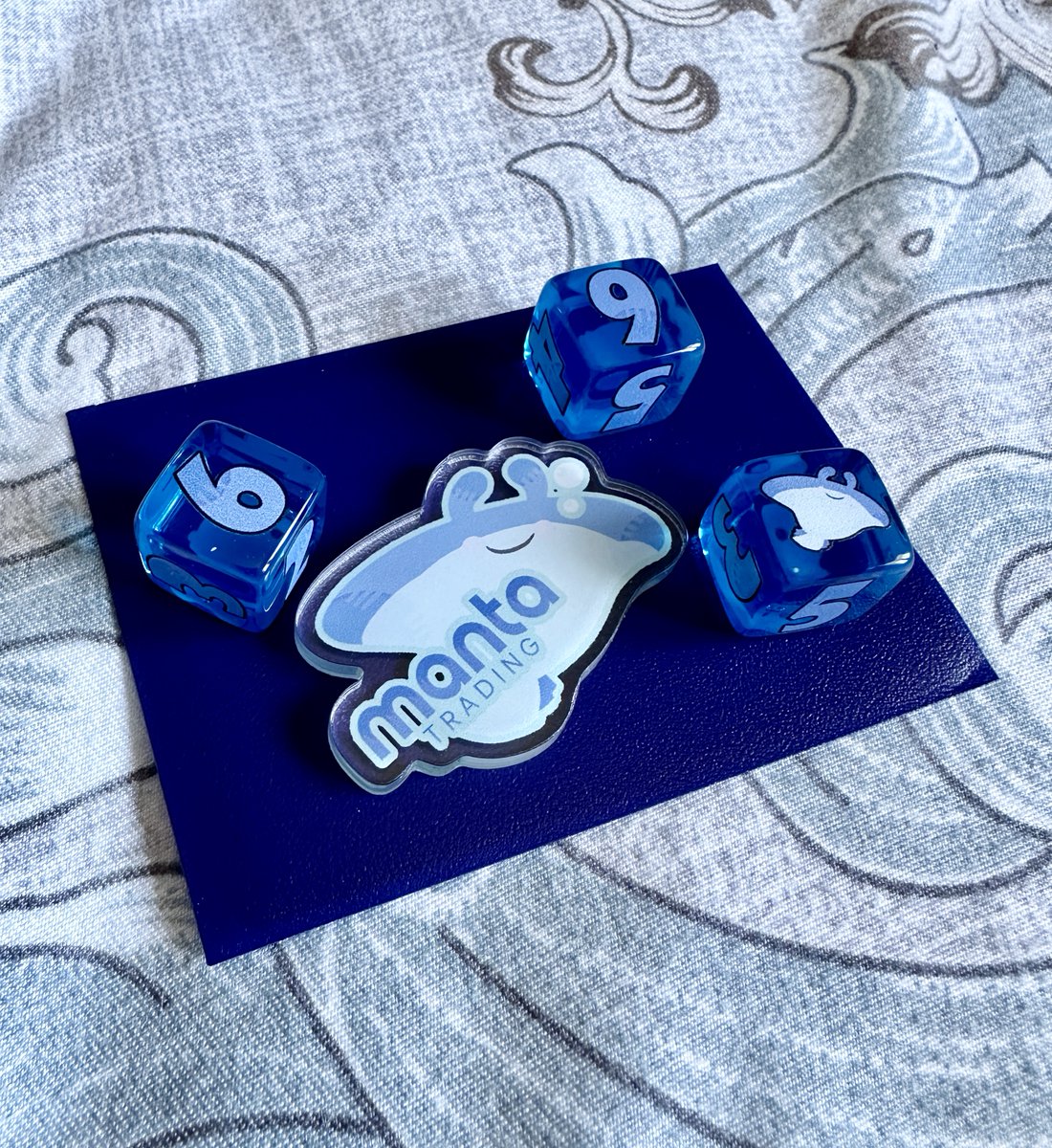 🚨GIVEAWAY ALERT🚨
 
Manta is kind enough to let me raffle off this sick-looking acrylic marker+dice set to 1 lucky winner. Let's all be cool! 

To enter:
1⃣ Follow <a href="/mantatrades/">Manta Trading</a> and <a href="/imporkchopTCG/">IMPORKCHOP (Billy)</a> 
2⃣ Like+retweet this
3⃣ Tag 3 #pokemontcg friends

Winner announced on Sat! GLHF!