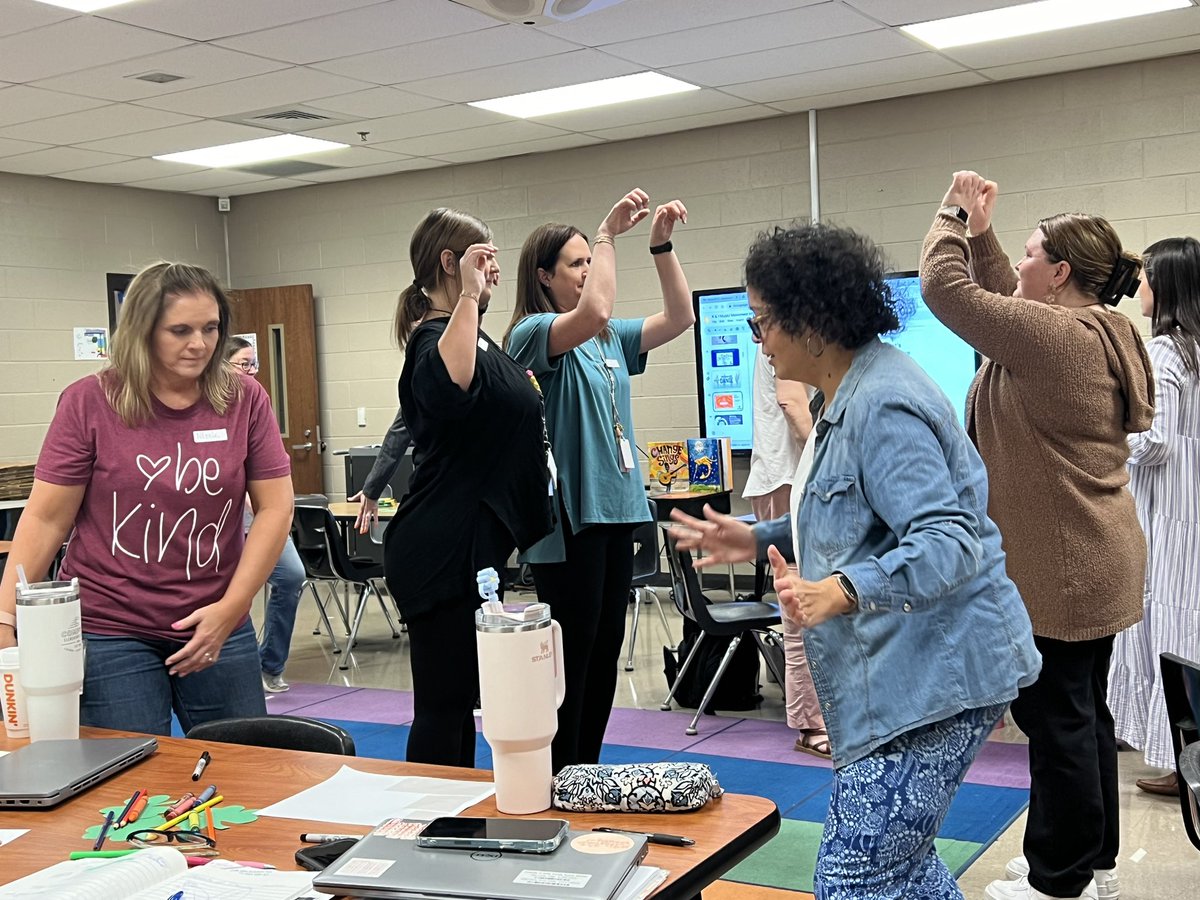 CobbVisualArts's tweet image. Thinking through non verbal communication &amp;amp; mirroring action verbs today with K/1 #Arts4All teachers. Then using locomotor movement-dance to show greater than/less than number relationships. #doingdriveslearning