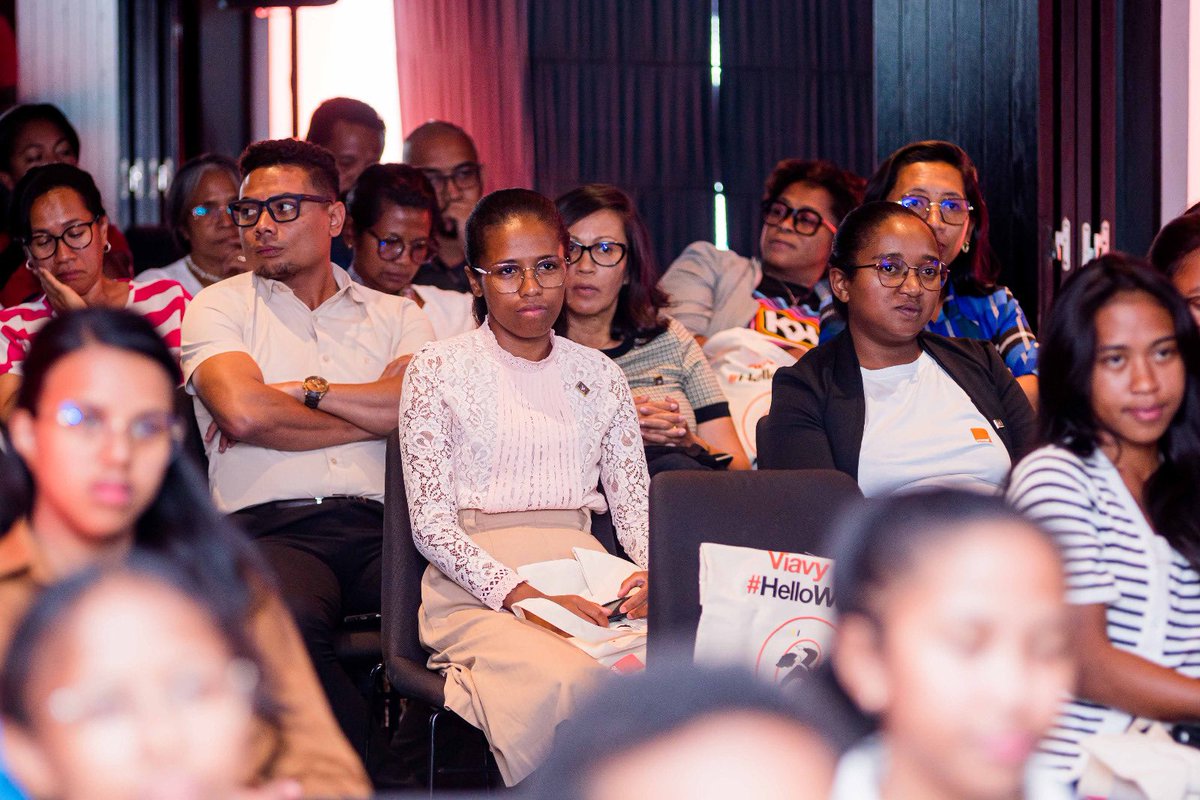 CarineLefriec's tweet photo. Heureuse de lancer le volet mentoring du programme #HelloWomen d'@Orange_mg. Pendant 3 mois, 50 jeunes filles seront accompagnées en vue de leur insertion professionnelle, par des mentores bénévoles des métiers techniques et du numérique. Révélons les talents au féminin #Paré ! https://t.co/Foc0la6IrH