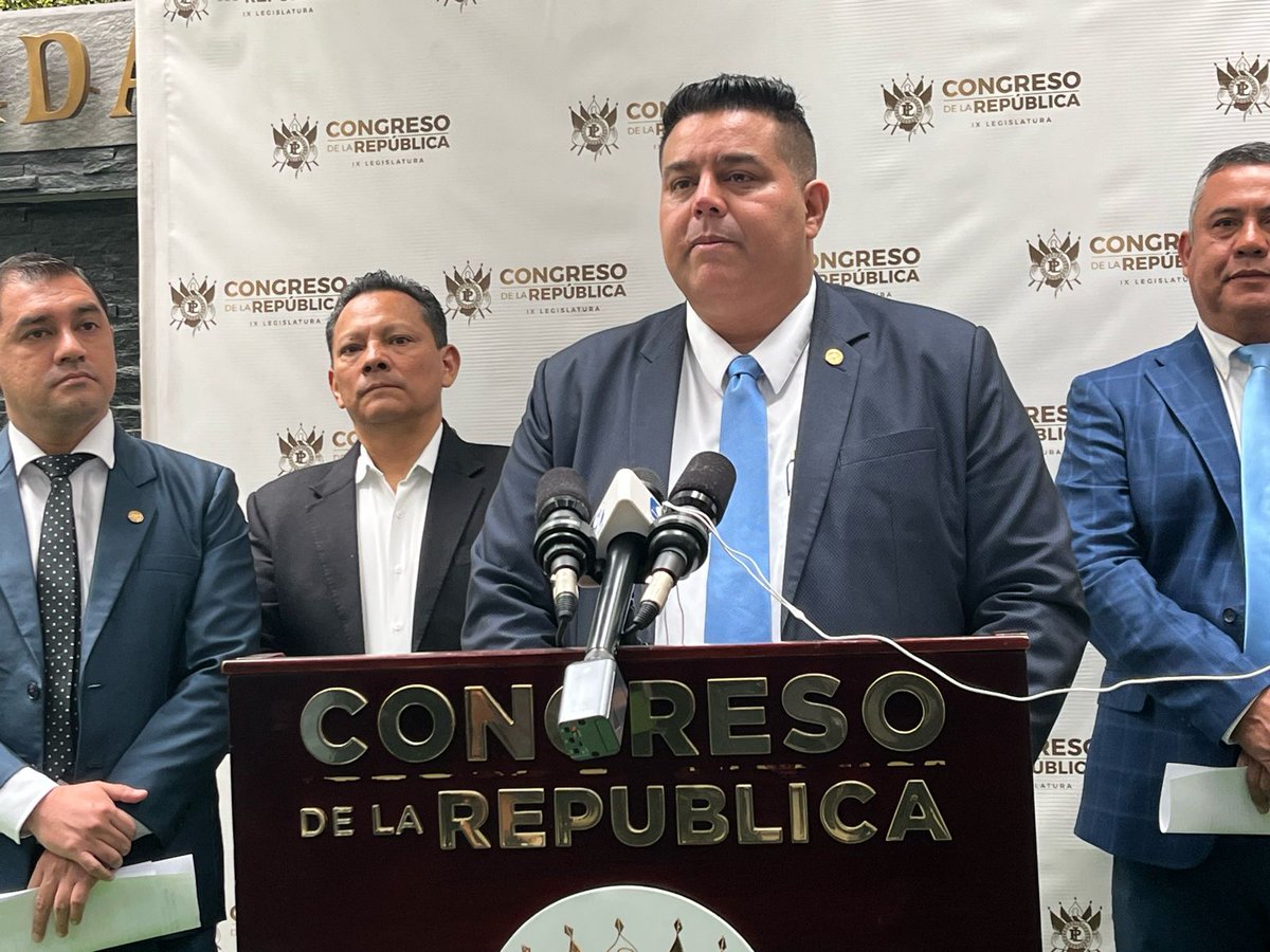 Noti7Guatemala's tweet photo. Diputados de @BancadaViva presentan iniciativa de ley para estandarizar uso de plataforma digital para abastecimiento de medicamentos en hospitales públicos.

Además, busca crear un módulo para transparentar la compra de medicinas. https://t.co/vuaj7YucCs