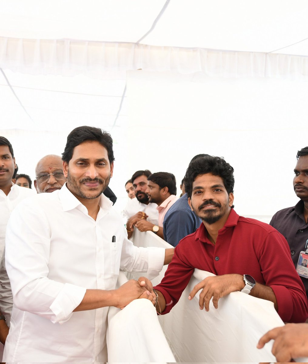 YSJ20224's tweet photo. జగనన్న - Em Abba evaru nuv?

నేను - Volunteer ni anna

నేను - Neekosam @pawankalyan mg chestha unta anna 

జగనన్న - manchidhi Abba naa mogudu ni baaga choosukondi

జగనన్న - Avunu payment ee month kashtam abba MG

Note - This is our pure bond 🤩 https://t.co/YKwHmUHdoV