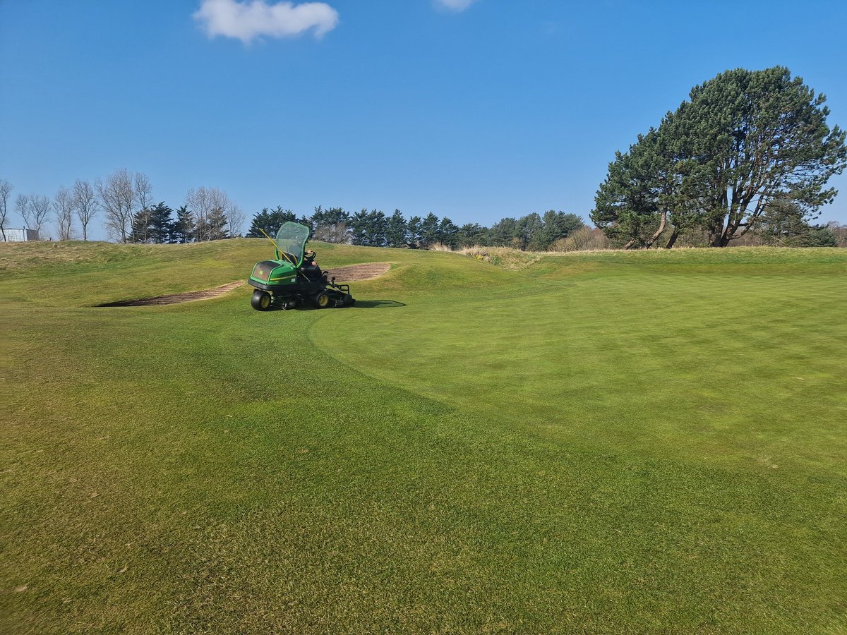 Crazy what a dry week can do to your mindset for a course. Great to get a bit of refining done today on surrounds with a verticut followed with a cut with the brushs attached too. Can't get ahead of ourselves thinking winter is over yet though but 🤞🤫