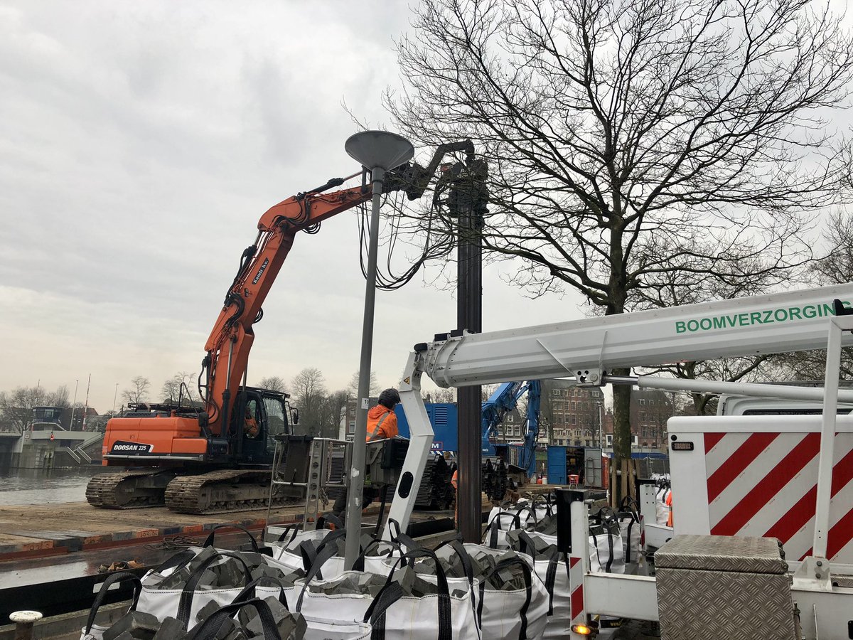 Goed overleg, een ervaren kraanmachinist en boomverzorgers van <a href="/UWbomen/">Boomverzorging 010</a> waren de juiste ingrediënten. Hierdoor konden damwanden langs de kade, zonder de eerder gewenste forse snoei, worden geplaatst.
Kennis delen/goede communicatie is hierbij van groot belang.
<a href="/Stadsbeheer010/">Stadsbeheer010</a>