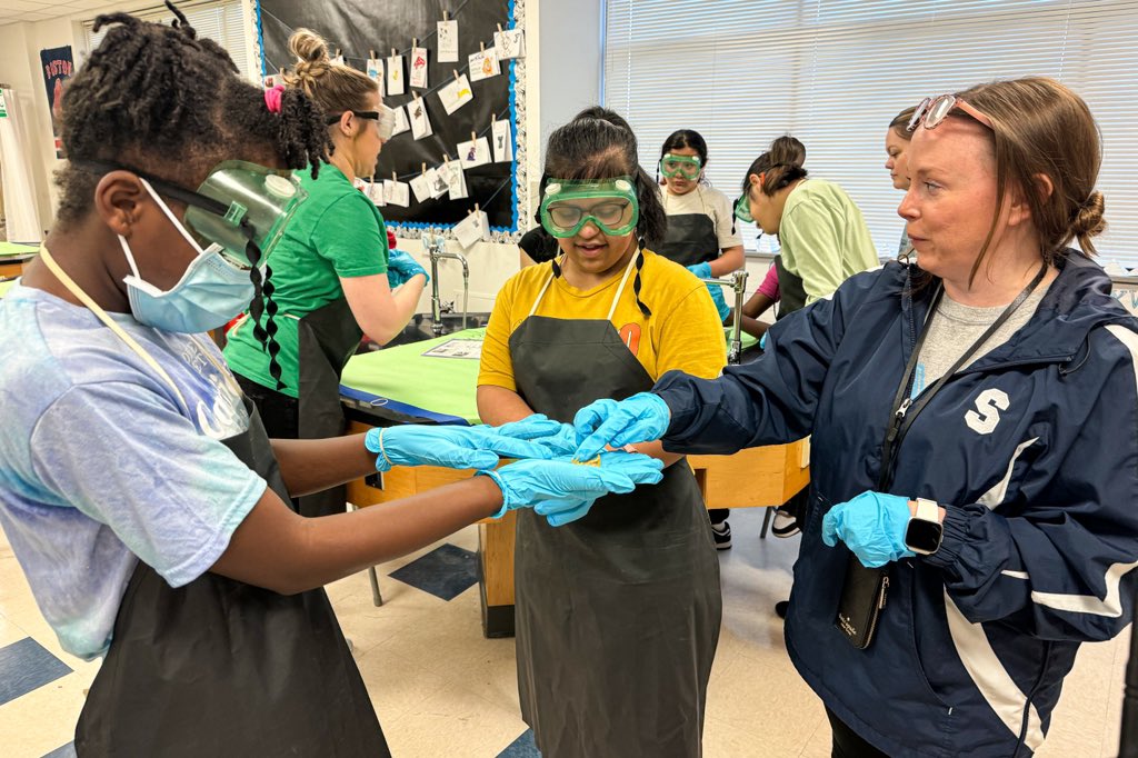 SebringJen's tweet photo. @ScogginsMS dissected frogs today and @lexiechap demonstrated some beautiful and effective process differentiation by pairing very complimentary groups! The teamwork and enthusiasm was energizing! We definitely have some future scientists and teachers soaring our halls!! https://t.co/NF7TXNoRLb