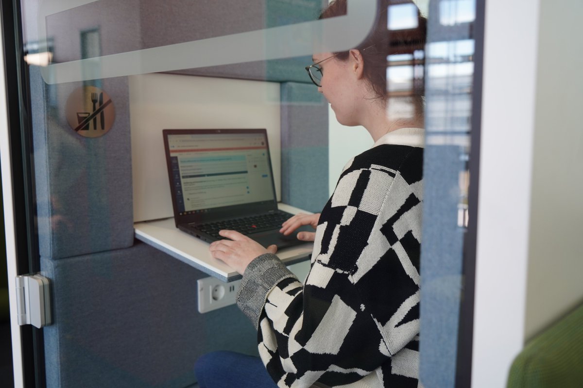 h_bonnrheinsieg's tweet photo. Mit einer offiziellen Feier ist die Hochschul- und Kreisbibliothek am #H_BRS-Campus  Rheinbach feierlich wiedereröffnet  worden. Für die Öffentlichkeit waren die Räume fast 4 Jahre lang nicht zugänglich, jetzt neu mit PC-Arbeitsplätzen, „Chatboxen“ u.v.m. https://t.co/QkWgdk4jR6 https://t.co/rRbEy6J61u