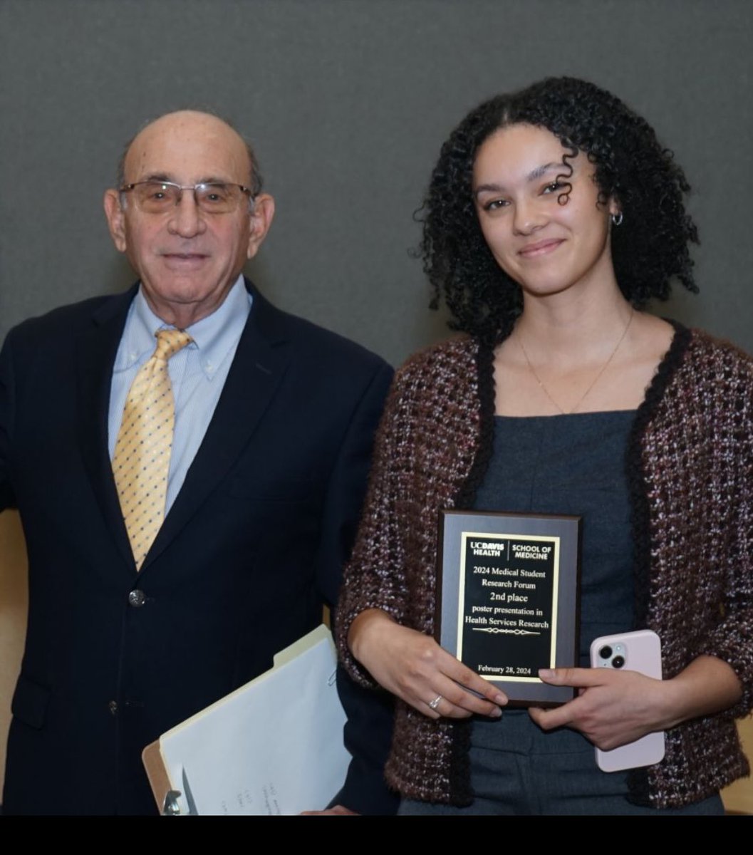 Congrats to @UCDavisMed Aliyah Parker winning 2nd place, health services category, Medical Student Research Forum! (Shown w/ Dr Schaefer). “Comprehensive Interpretation Service Use for Patients who are Non-English Primary Language Speakers undergoing Surgery for NSCLC” #MedEd