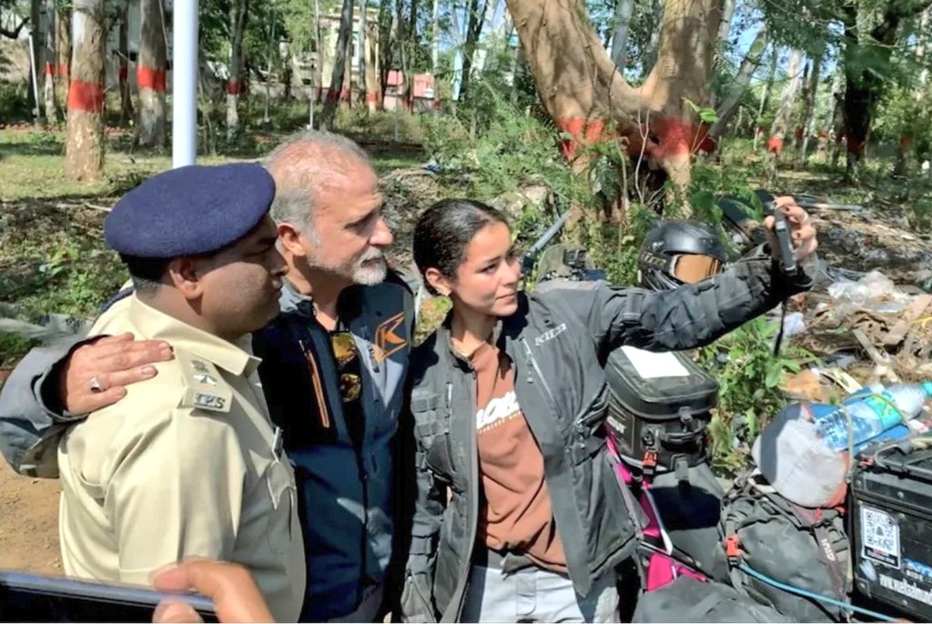 Wow.... The #Dumka gang rape victim the #Spanish motorcyclist is so happy clicking selfies with her husband and policeman...

The gang rape is no longer a suspicious act, it's actually getting funnier as days are passing by...

#FakeRape...
#Jharkhand