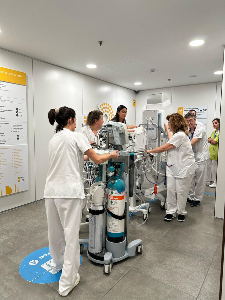 Traslado interno al TAC de un neonato crítico, con ONi, bombas de infusión, ventilación de alta fracuencia (VAFO) y 6 profesionales. Parece el desfile de un pequeño rey . Bravo por la coordinación <a href="/vallhebron/">Vall d'Hebron</a>
