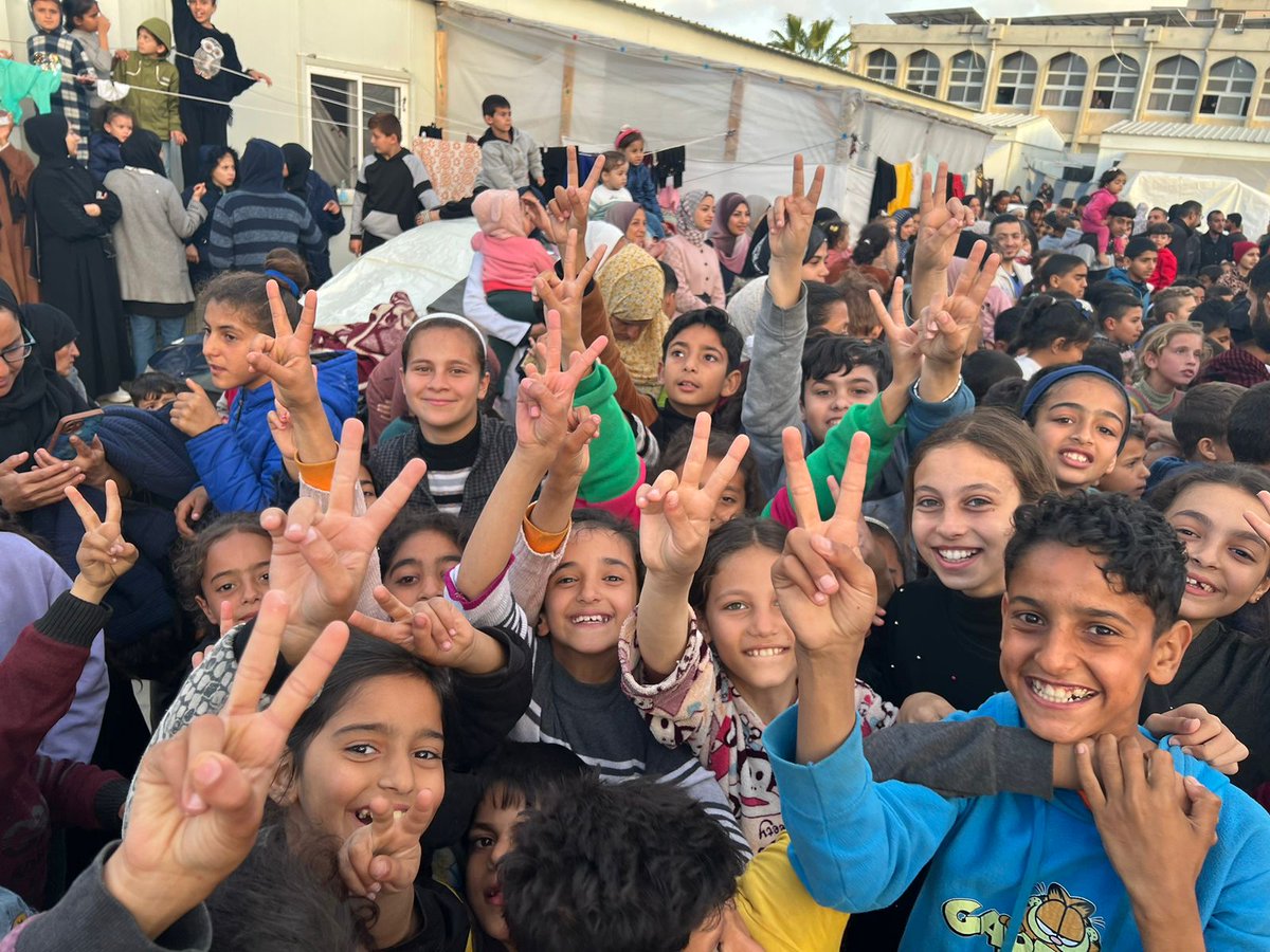 اخوتي واخواتي الكرام

أحببت ان اطمئنكم بأن المبالغ التي أُرسلت لي كمساعدات لأهلنا في غزه قد تم توزيعها عليهم والحمدلله...
تقبل الله صدقاتكم ودعائكم...