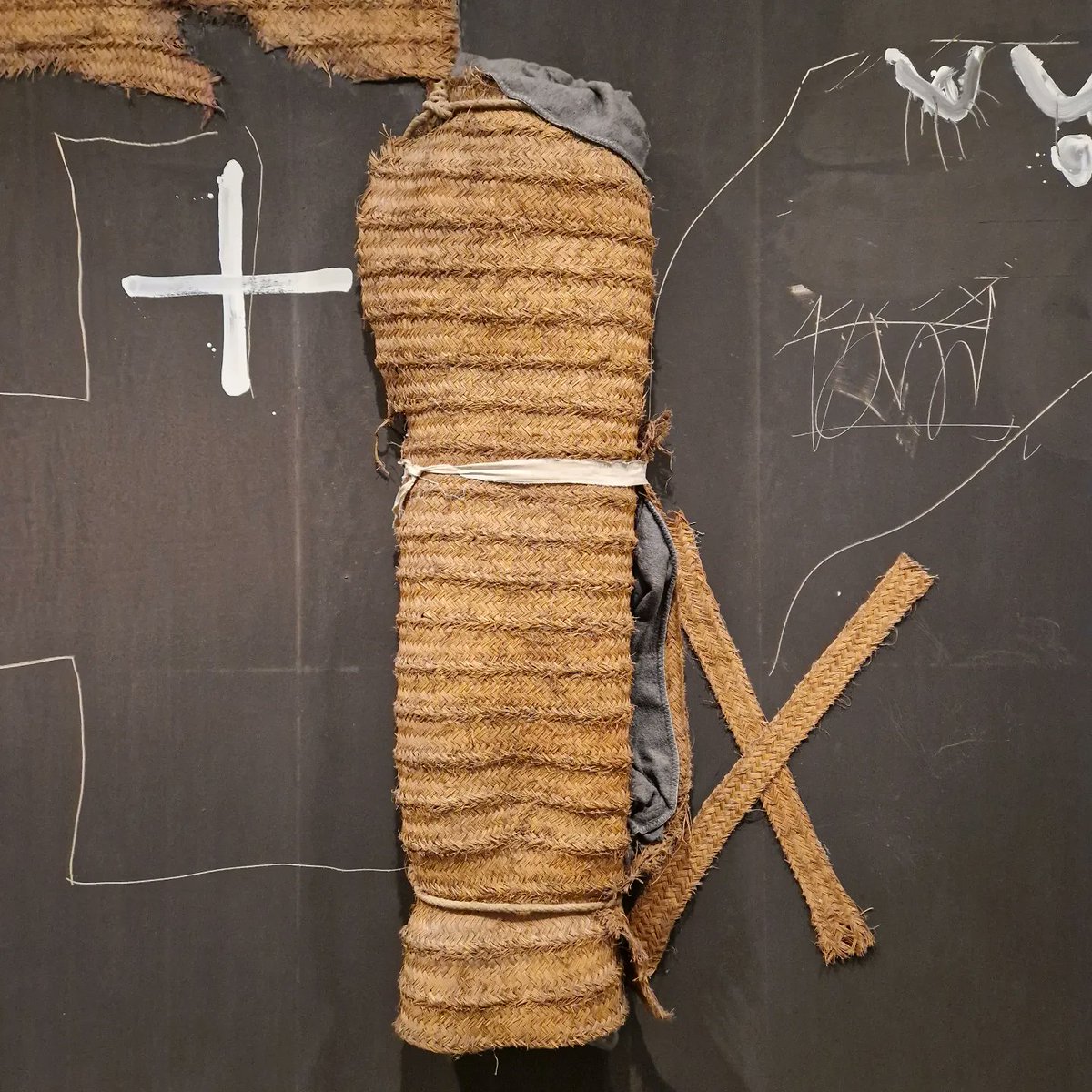 💥 #AntoniTàpies al <a href="/museoreinasofia/">Museo Reina Sofía</a> per caure de cul.

#Any Tàpies @fundaciotapies