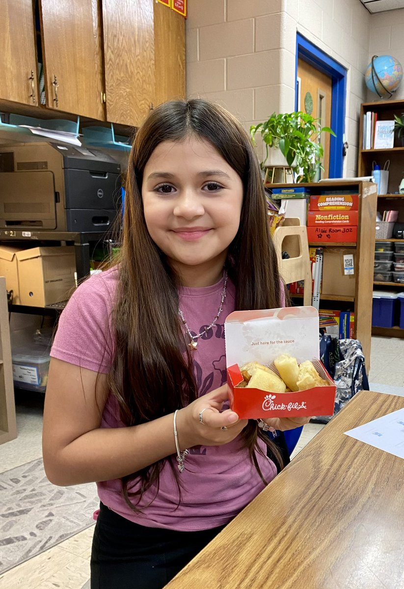 villarealhawks1's tweet photo. We love to read! Top AR readers for the 1st semester celebrated with books and breakfast! Go Hawks! https://t.co/SWzkZhyXhQ