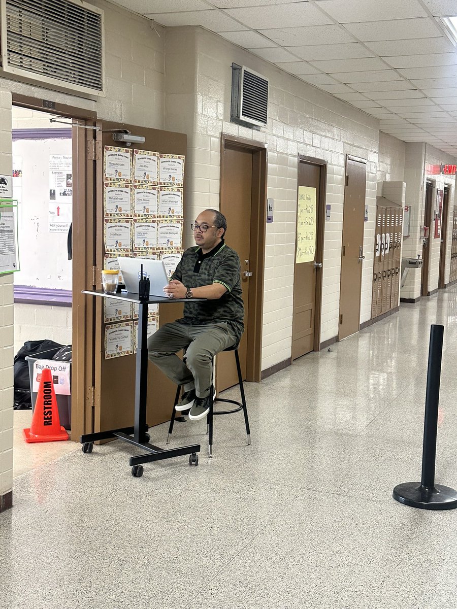 What is visible? The ability to be seen. Check out the AP being visible in the classroom AND in the hallway! We love to see it! 💜💛 @shundramosley24 @FirstEd713 @Garibaldi3HISD @HISDNorthDiv