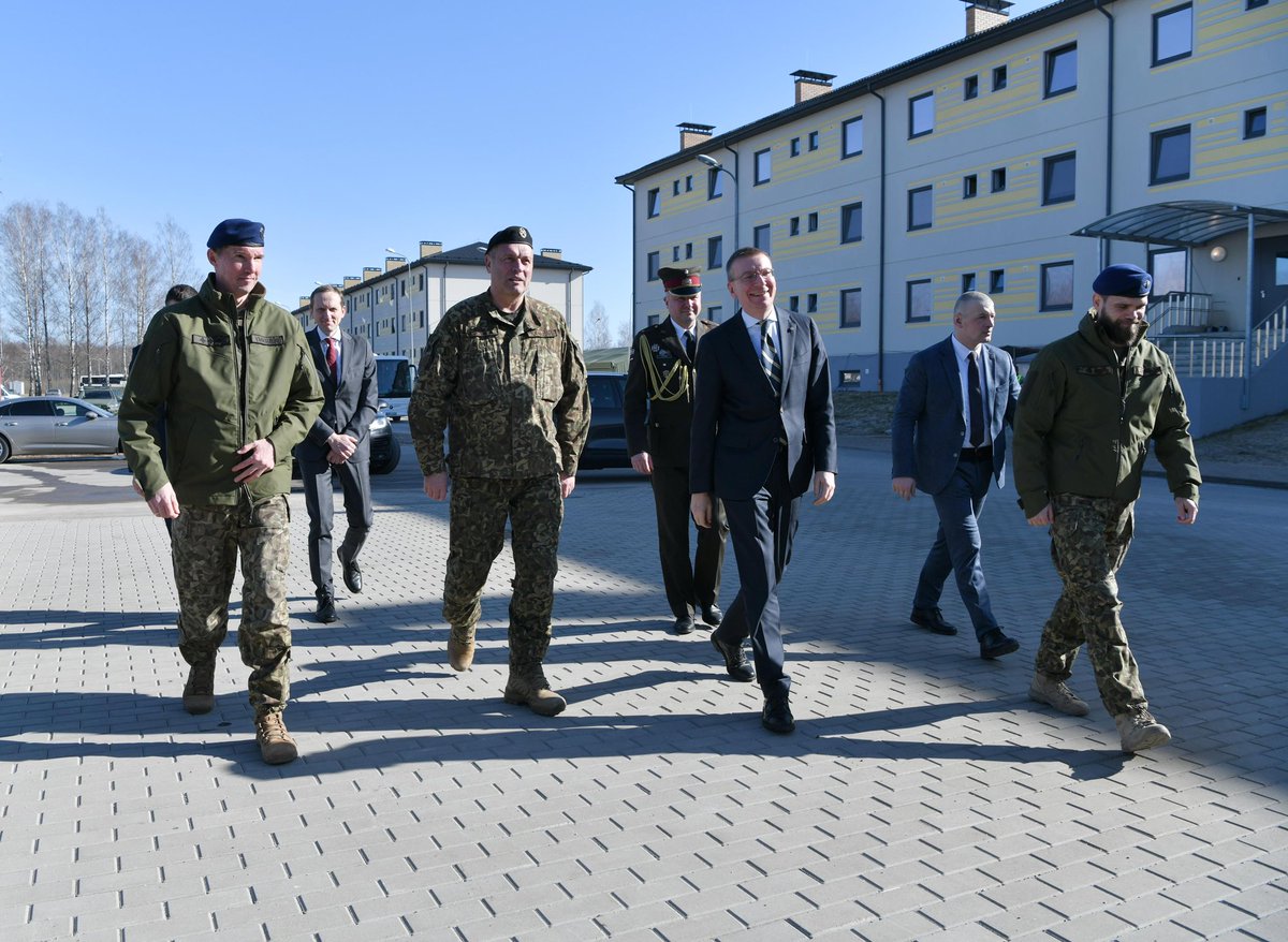 edgarsrinkevics's tweet photo. Apmeklējot @gaisa_speki Lielvārdes bāzi, pārliecinājos par mūsu karavīru sagatavotību. Latvijas gaisa telpas kontrole ir daļa no NATO sistēmas. Latvijas gaisa telpas pārkāpums automātiski ir NATO gaisa telpas pārkāpums, par to tiek ziņots NATO komandcentram un attiecīgi reaģēts https://t.co/MIQQEgQ4Q4