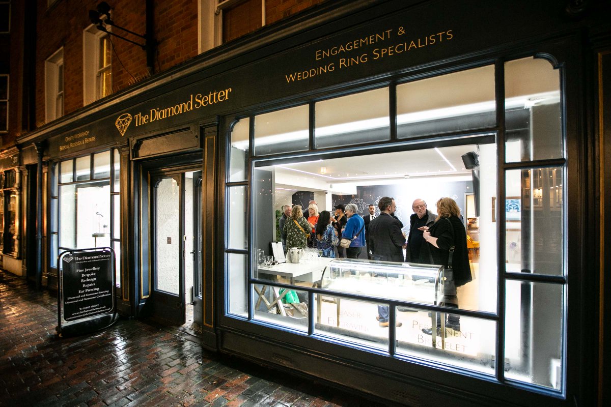 ThePantiles's tweet photo. Amidst the tiled streets and Georgian architecture of #ThePantiles, a new gem has emerged in the form of @diamondsetteruk! 💎

Read more in our blog: 
https://t.co/LlOJ43hjQs

#TheDiamondSetter #Diamonds #ThePantiles #TunbridgeWells https://t.co/Ibb6r1zhmR