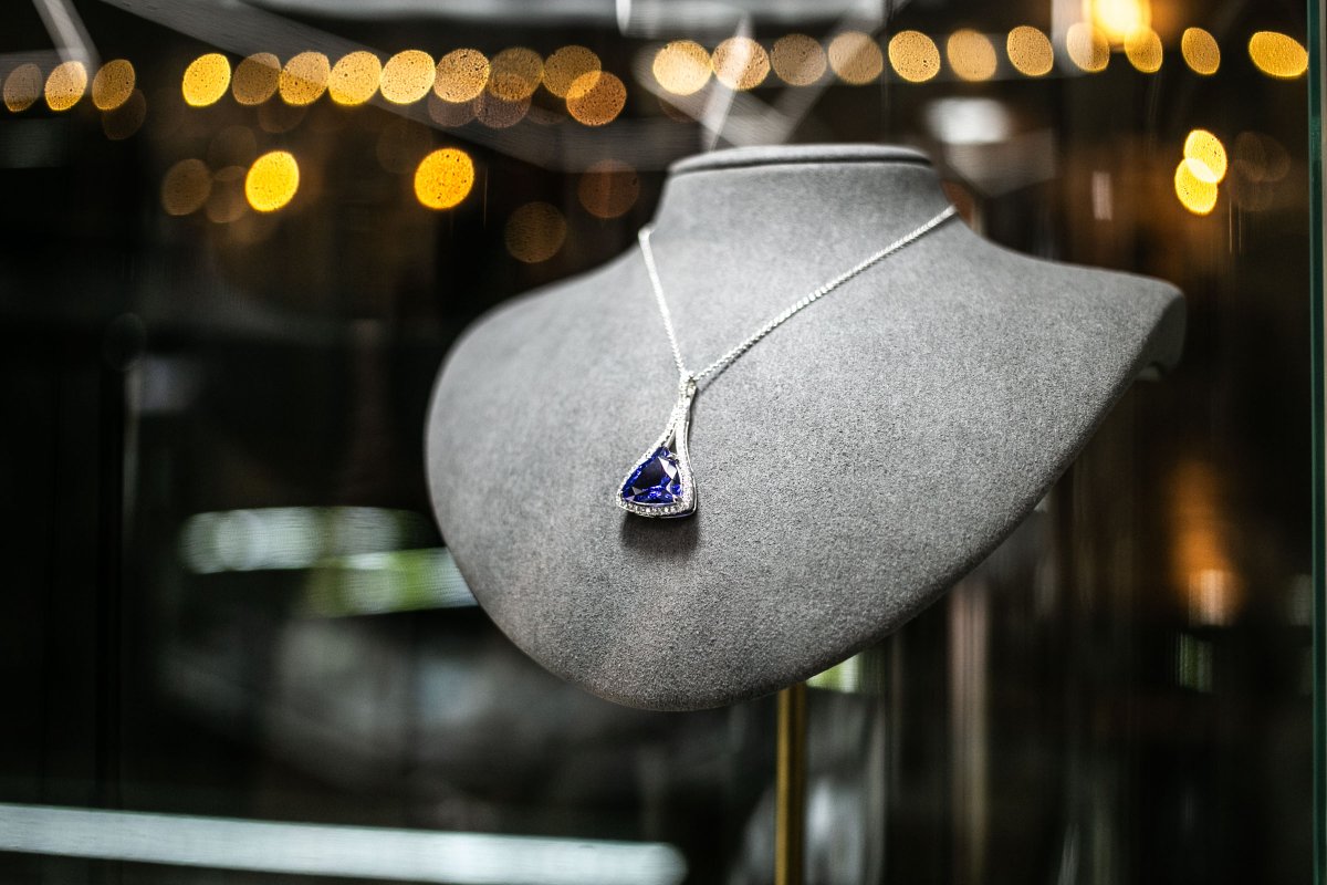 ThePantiles's tweet photo. Amidst the tiled streets and Georgian architecture of #ThePantiles, a new gem has emerged in the form of @diamondsetteruk! 💎

Read more in our blog: 
https://t.co/LlOJ43hjQs

#TheDiamondSetter #Diamonds #ThePantiles #TunbridgeWells https://t.co/Ibb6r1zhmR