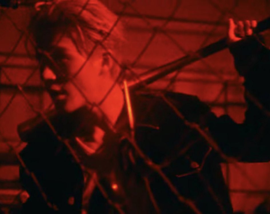 “ตัดสินใจให้ดีเหมยหลิน ว่าจะยิงมันให้ตายด้วยน้ำมือของเธอ…”

“…”

“หรือจะให้ฉันเป็นคนยิง“