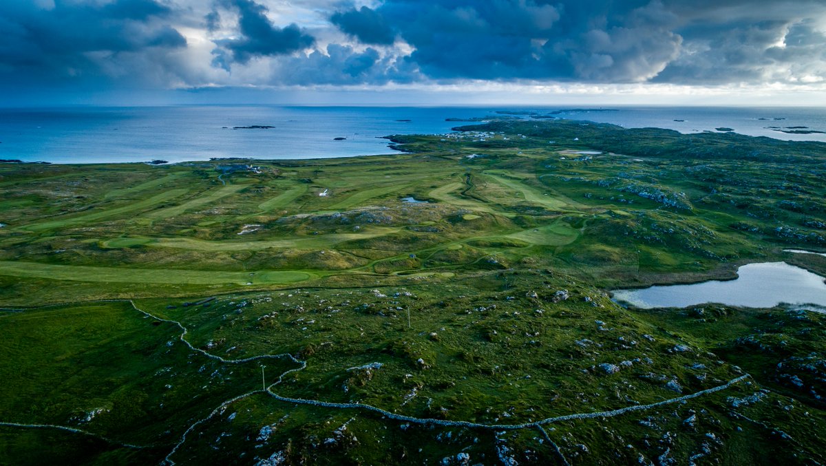 🏌️‍♂️⛳ ! Which hole at Connemara Golf Links do you find the most challenging? Is it the tricky 12th with its dramatic bunkers protecting the green, or perhaps the daunting 13th 200 yard Par 3? #GolfChallenge #ConnemaraGolfLinks 🌊🏞️