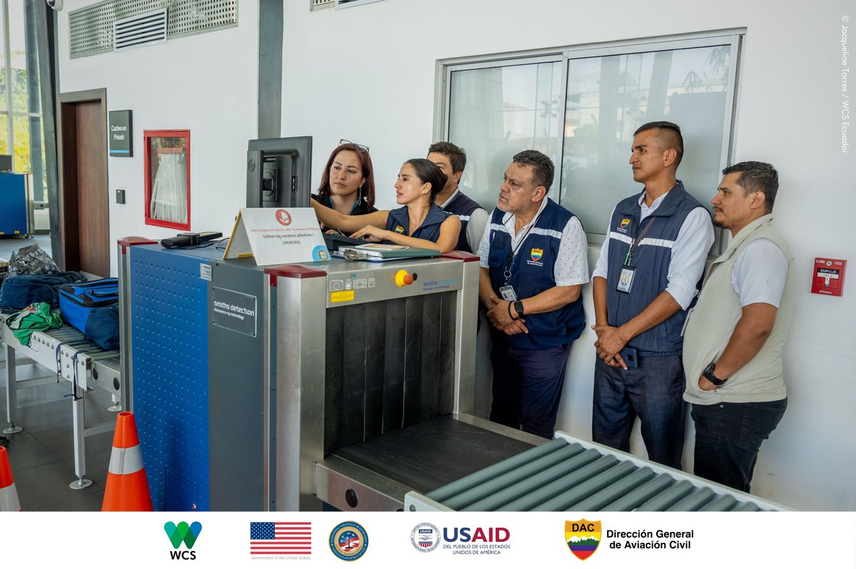 WCSEcuador's tweet photo. #NoticiasWCS | El taller contó con la participación de funcionarios de entidades de control como el @Ambiente_Ec, la Dirección del @parquegalapagos #DPNG y la Unidad de Protección del Medio Ambiente #UPMA de la @PoliciaEcuador, además de personal de aerolíneas. 
🖐💚💙 https://t.co/N6u7LiH9Ik