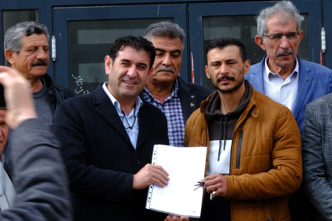 İlçemizin kalkınması, Konut açığının kapatılması adına Hüyük’te 142 aile daha TOKİ'den  konut sahibi olmanın mutluluğunu yaşadı. Belediye Başkanımız <a href="/mcigdem42/">mehmet çiğdem</a> bey tarafından projesi başlatılıp tamamlanan 142 konutun anahtarları teslim edildi. 
Hayırlı uğurlu olsun.
#Hüyük