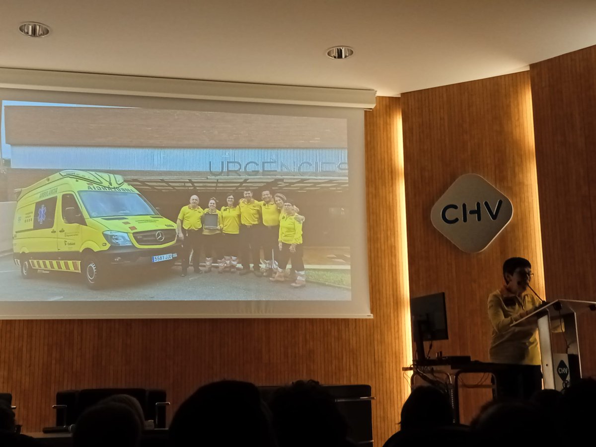 I per tancar l'acte dels #30anysBaseOsonaSEM, presenta la nostra companya infermera Margarita Andújar, 'Marga'. Ella és l'assistencial de la base del #SEM a Vic amb més anys en actiu al servei del ciutadà: són ja 29 anys de trajectòria en l'àmbit de l'emergència. 
👏🏽👏🏽 Marga!