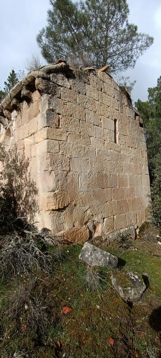 Uno de los elementos característicos del románico son sus cabeceras en forma semicircular. Sin embargo, también, podemos encontrar ábsides cuadrados románicos dentro de la Bureba y sus alrededores como es el caso de la antigua parroquial de San Lorenzo en Ojeda de las Caderechas.