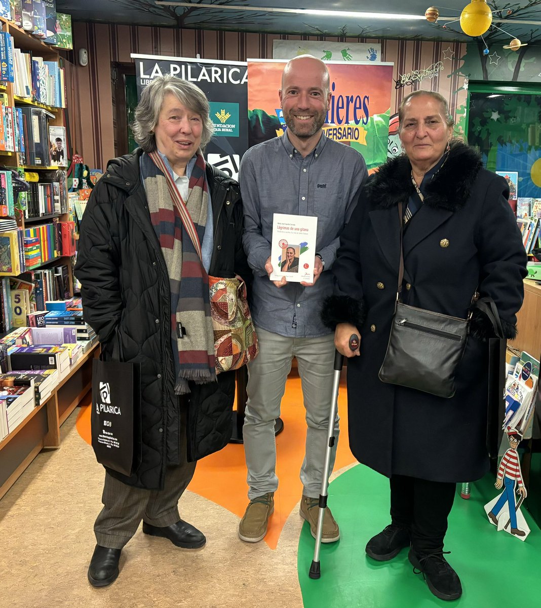 libpilarica's tweet photo. … Y si te perdiste la presentación de “Lágrimas de una gitana”… 📚🎥 ¡aquí tienes un resumen! 🤗😎
👉👉 https://t.co/yY6hJ4eLGS
#laslibreriasnostocan #librerialapilarica #lapilaricarecomienda #mieres #comerciolocal #yocomproenmieres #lagrimasdeunagitana #trabe https://t.co/dHVCQId4uv