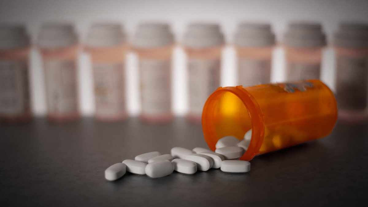 ResearchCda's tweet photo. This week’s edition of the #RCUpdate explores outstanding Canadian research that is addressing Canada's opioid crisis.
@BardishKW, @cafreeland, and @Joanne_NL, read these new stories from your constituents at @CAMHnews, @MUNMed and @UWResearch: https://t.co/nIBtBfdBC8 https://t.co/r4WginMtpT