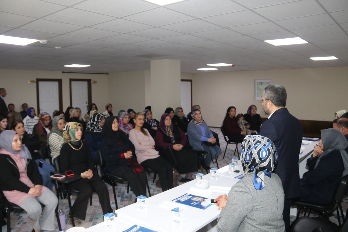 AkEdremit65's tweet photo. İlçe Başkanımız Sn. @OndilKenan bugün 23 ve 24 Dönem Van Milletvekilimiz, Cumhurbaşkanı Başdanışmanımız Sn. @gulsenorhan ve de Belediye Başkanımız Sn. @ismailsay_ ile birlikte Memur-Sen Toki'de bulunan
Mehmet Akif İnan Kadın Yaşam Merkezi'nde Kadınlar ile istişarede bulundular. https://t.co/omUy4Ix10s