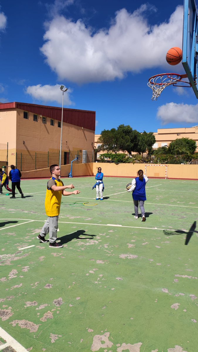 IESLomoH's tweet photo. El alumnado del #AulaEnclave y de #PFPA tuvo el privilegio de entrenar a #baloncesto gracias al #ProtectoSuma con @ChorenJavi.
¡Gracias por contar con nosotros y crear un espacio donde todos somos diferentes, pero no indiferentes!💪💪💪🏀🏀🏀
@GranCanariaJven @EducacionCan https://t.co/svWRV0OdJE