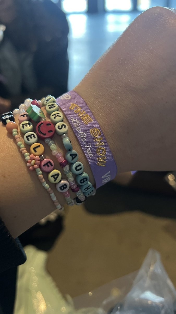 nimms__'s tweet photo. Today’s wristbands are purple 💜 #NiallHoran #tslot #TheShowLiveOnTour #theshowantwerpen #tslotantwerpen https://t.co/9uYztMLTuq