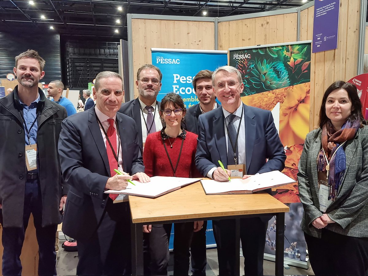 RaynalPessac's tweet photo. 💡 Signature de la convention Intracting avec la @caissedesdepots au #WIS2024. Elle va nous permettre de financer notre grand plan de relanternage ➡ remplacement à terme de l'intégralité des points lumineux de la Ville de #Pessac par des éclairages LED plus performants. https://t.co/0Zr6tPcSjZ