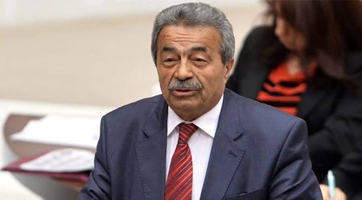BrcTvAjans's tweet photo. Hem ‘Laik’ hem ‘Müslüman’ olunmaz diyenler;
Mevzu para olunca, hem ‘Hırsız’ hem ‘Müslüman’ oldular.
Kamer Genç https://t.co/w3f2hzMRc7