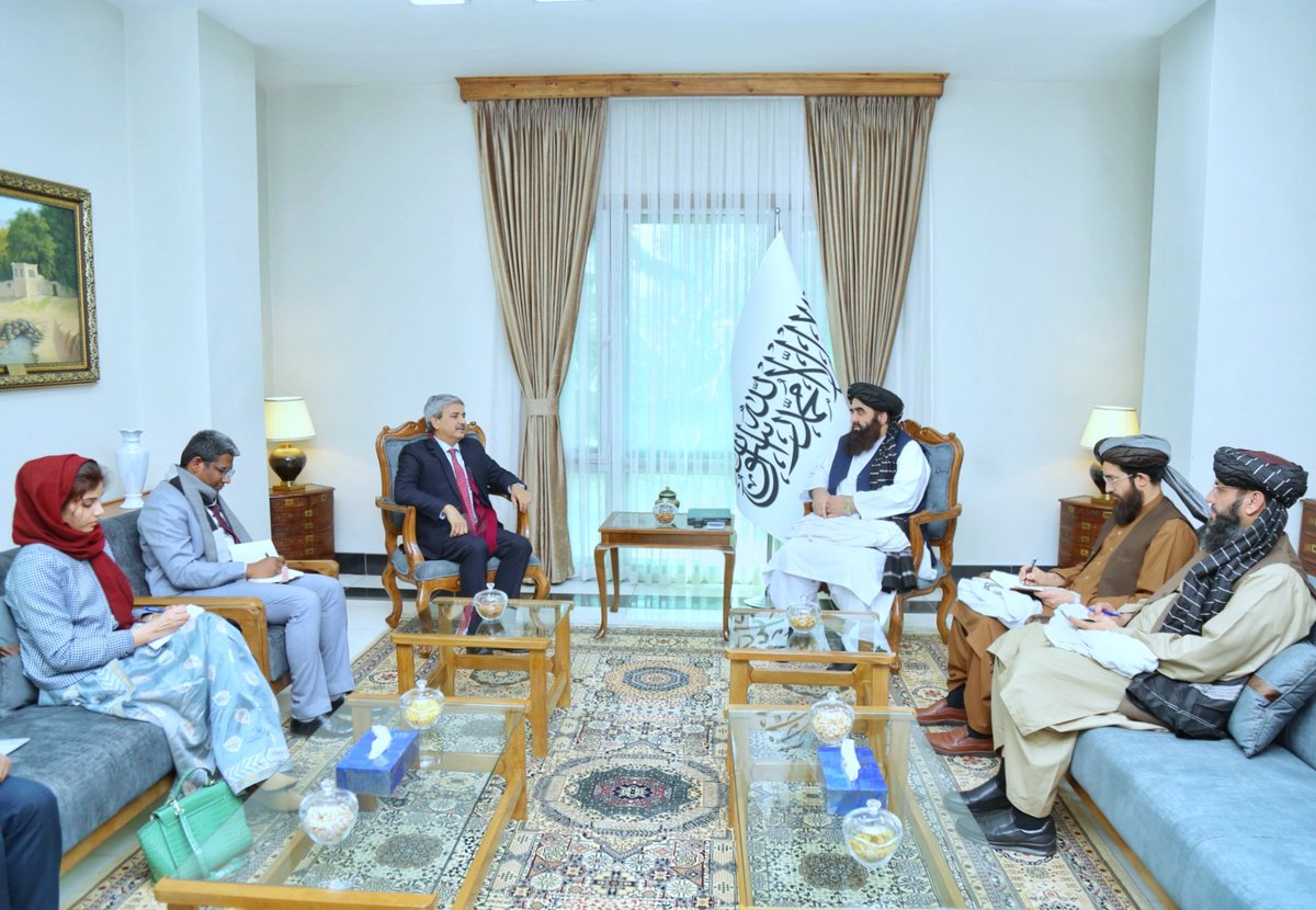 sidhant's tweet photo. India diplomatic team, led by MEA's Joint Secretary PAI division, J.P. Singhmeets Taliban's foreign minister Amir Khan Muttaqi in Kabul. As always, quite telling picture, with the presence of women diplomat (@deepti_jharwal) on the Indian side. https://t.co/4cDuy2NyJs