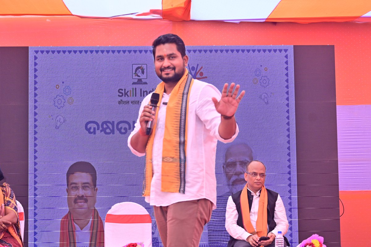 suryabanshibjp's tweet photo. ଧାମନଗରରେ ଉଦଘାଟିତ ହେଲା ଭାରତର ପଞ୍ଚମ ସ୍କିଲ ଇଣ୍ଡିଆ ସେଣ୍ଟର । ହସ୍ପିଟାଲିଟିଠାରୁ ଆରମ୍ଭ କରି ମିଡ଼ିଆ, ଗ୍ରାଫିକ୍ସ ଡିଜାଇନ୍, ଆନିମେସନରୁ ସଫ୍ଟୱେର ଡେଭ୍ଲପମେଣ୍ଟ ପର୍ଯ୍ୟନ୍ତ ଅନେକ କ୍ଷେତ୍ରରେ କୁଶଳୀ ଯୁବସମାଜ ନିର୍ମାଣରେ ଏହାର ଅନନ୍ୟ ଭୂମିକା ରହିବ ।

ଭାରତବର୍ଷରେ ପ୍ରଥମ କରି ଏହି କେନ୍ଦ୍ରରେ ରିଟେଲ ଲେଦର୍ ସ୍କିଲ୍ ଟ୍ରେନିଂର ସୁଯୋଗ ଅଛି । ଯୁବ-ଛାତ୍ରବର୍ଗଙ୍କୁ ଆତ୍ମନିର୍ଭର କରିବା ଦିଗରେ ଏକ ଗୁରୁତ୍ବପୂର୍ଣ୍ଣ ପଦକ୍ଷେପ । ଯଶସ୍ୱୀ ପ୍ରଧାନମନ୍ତ୍ରୀ @narendramodi ଏବଂ କେନ୍ଦ୍ରମନ୍ତ୍ରୀ @dpradhanbjpଙ୍କୁ ବିଶେଷ ଧନ୍ୟବାଦ ।

#skillsdevelopment #Dhamnagar #suryabanshisuraj #modiguarantee