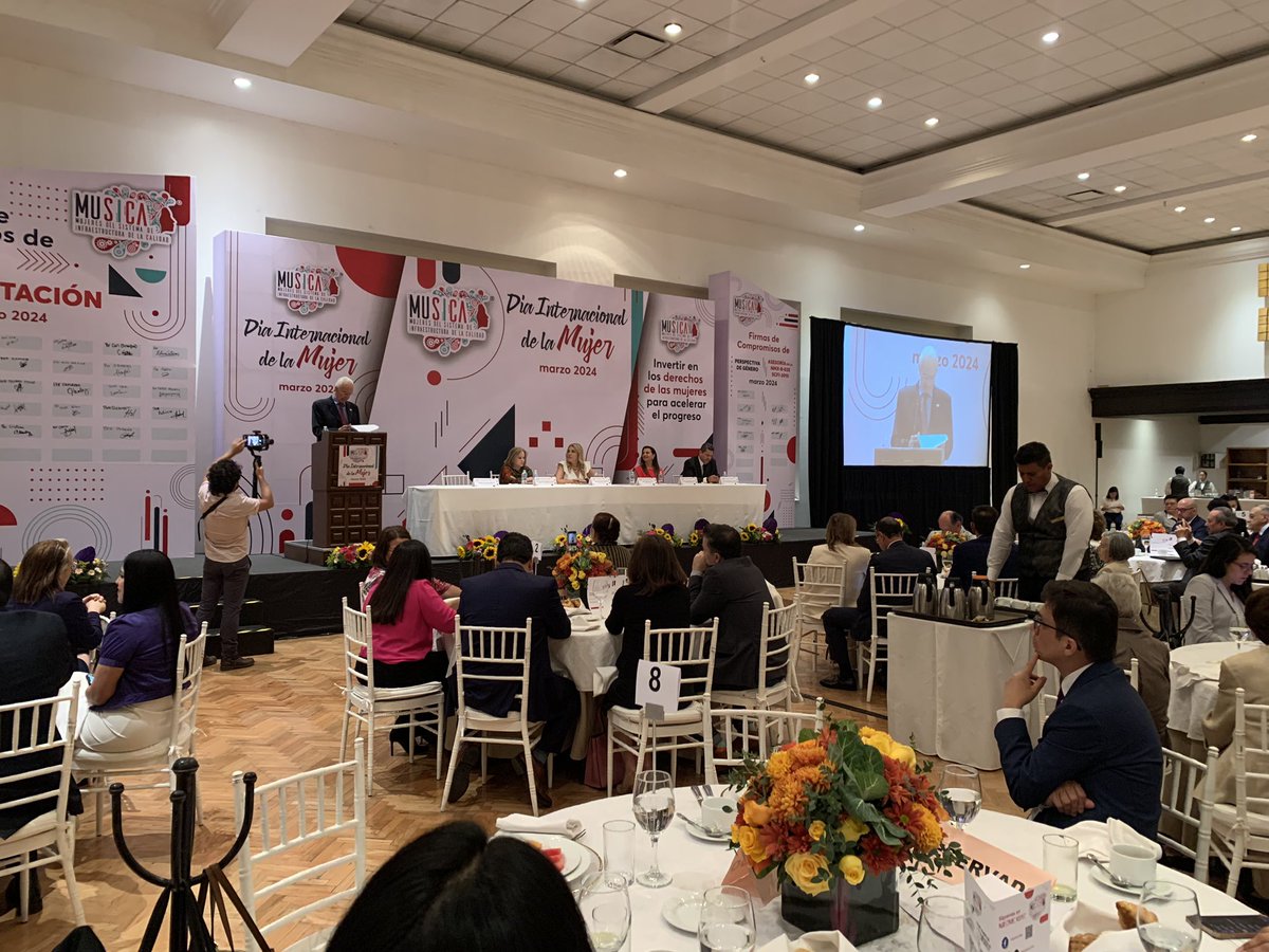 mujeres_snic's tweet photo. Raul Tornel, presidente de @ema_ac , recuerda cómo nació hace cinco años este grupo conformado por 57 mujeres, realtando la evolución y logros que ha tenido en su lucha por la igualdad de género y empoderamiento de las mujeres en la infraestructura de la calidad. https://t.co/2QKDlMg7Td