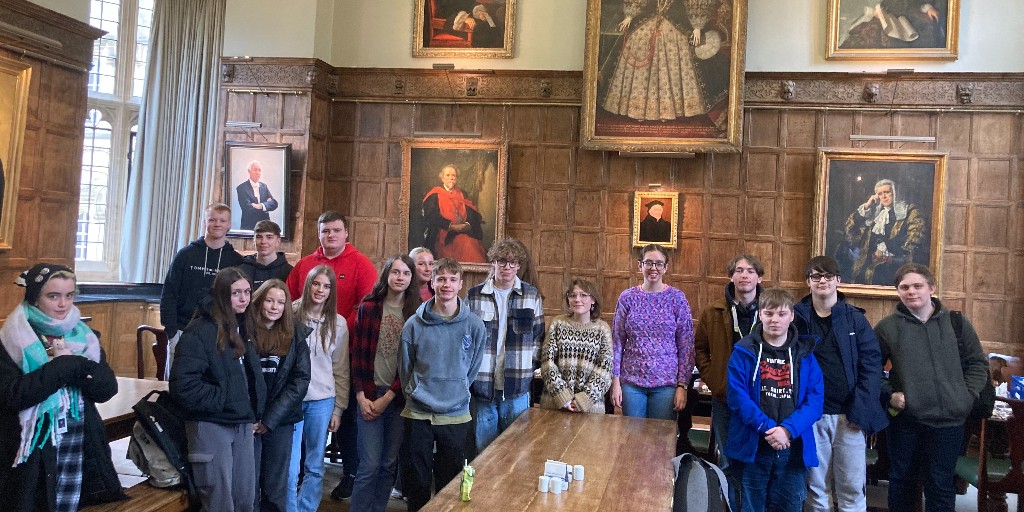 Recently Crosskeys' students visited @JesusOxford 🏫 They enjoyed an action-packed day ft a Q&A session, a sample @UniofOxford lecture led by Dr. Matthew Williams, Oxbridge interview guidance sessions and lunch in the famous Jesus College dining hall 🍽️ @Seren_Network