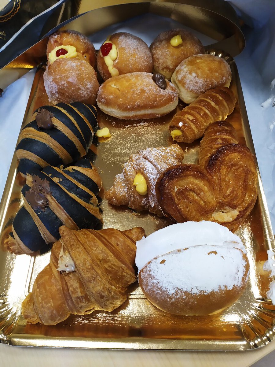 ania_stef_'s tweet photo. Ricapitolando, per me
Prima foto: Paste
Seconda foto: Pasticcini
Terza foto: Pastine 

Ho capito che ogni provincia (non regione, proprio provincia) chiama queste tre cose in modo diverso, a volte invertendo i nomi. Chiuderei con un ma famme magna' ma chemme frega. Amen. https://t.co/iVi7w2QGMv