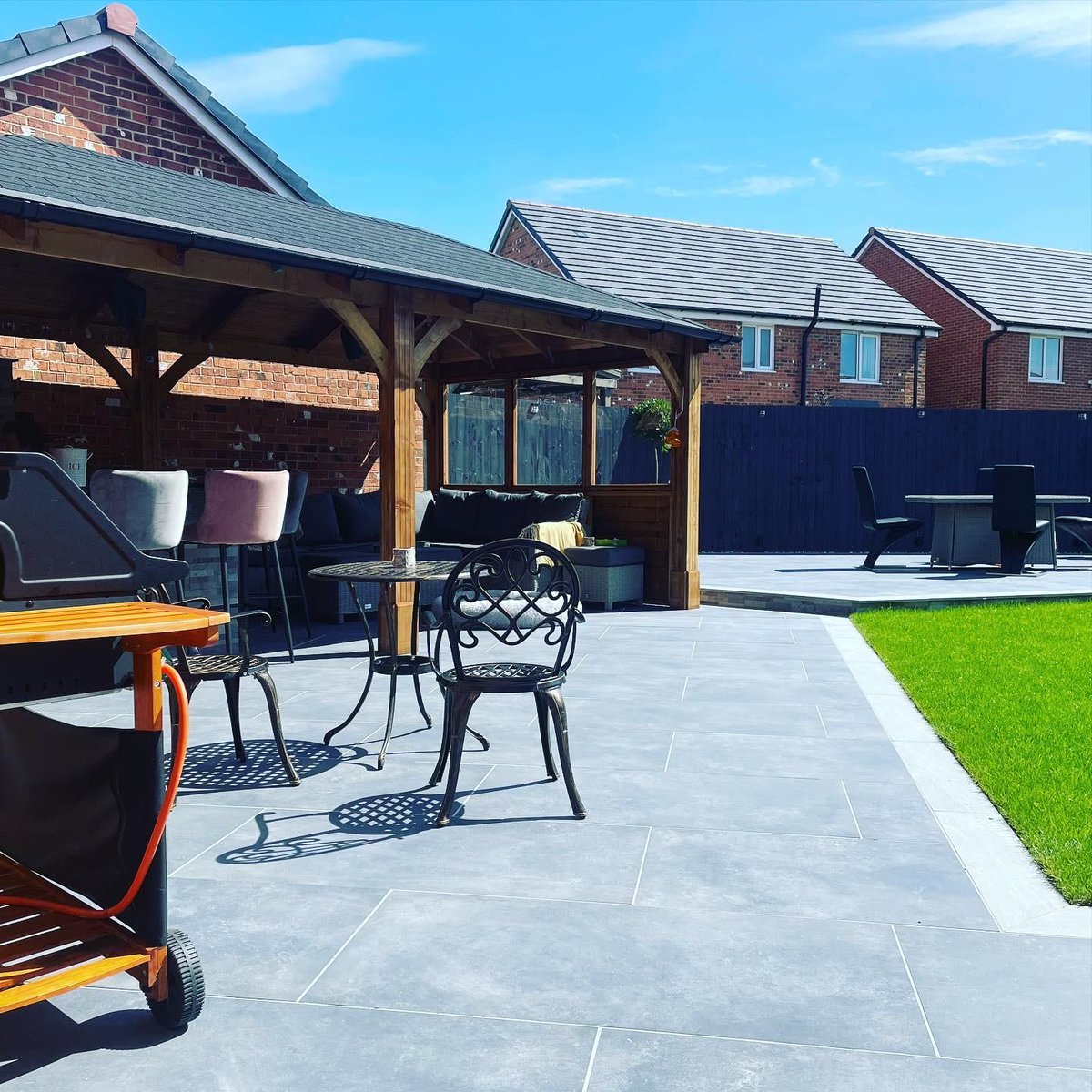 StoneNPorcelain's tweet photo. @X 📷Looking for a low maintenance patio over the summer, where you can finally get the chill out time that you deserve? We know just the tile... Storm Anthracite creates an opulent outdoor space with charcoal grey tones, and don't you think it looks just incredible?!📷 https://t.co/N86M1NgWaf