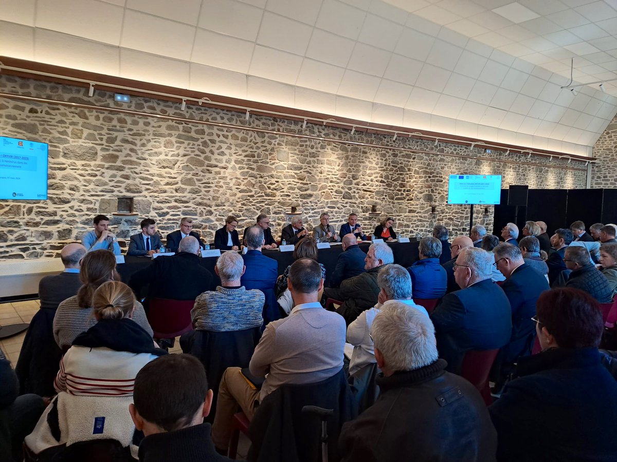 Rencontre ce matin avec les ostréiculteurs de la #Manche afin de trouver collectivement des solutions préventives et durables pour prévenir les épisodes de contamination afin que ce qui s’est passé cet hiver ne se reproduise plus.
