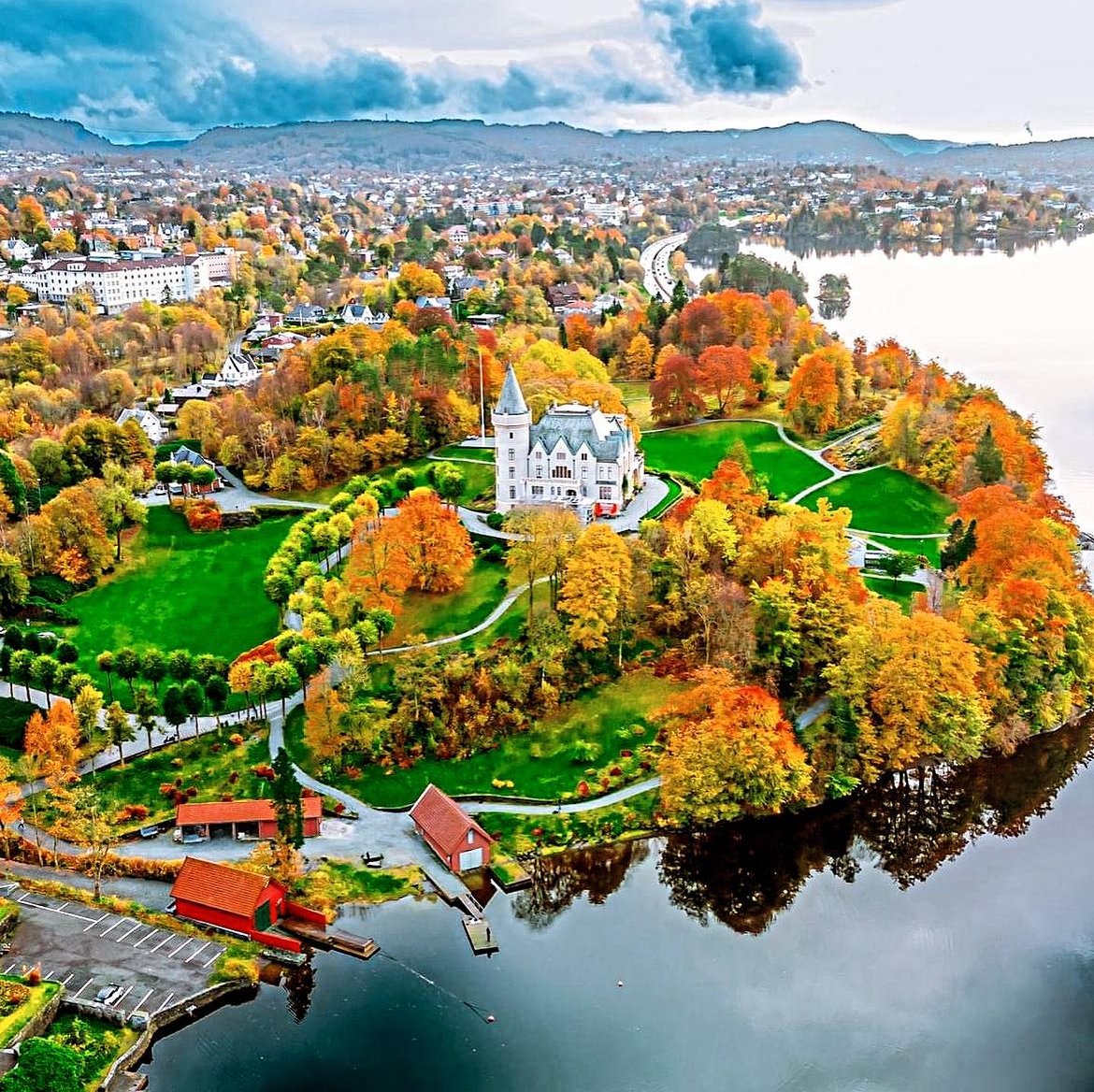 Gamlehaugen, Bergen, Norway 📸: Kumaran Pondicherry #Norway🇳🇴 #bergen #Gamlehaugen #scandinavia #colorful #architecture #Autumn #traveling #landscapephotography #travelphotography