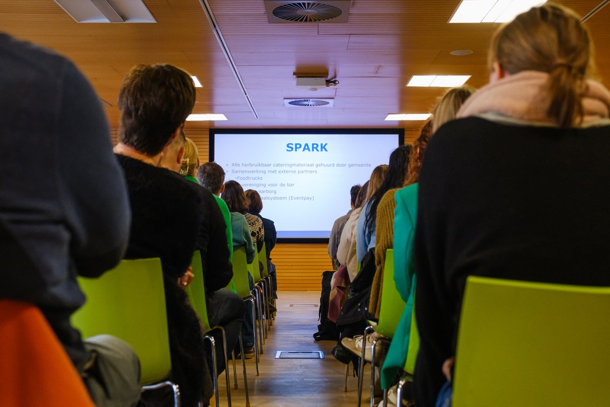 De conferentie herbruikbaar cateringmateriaal gisteren was een succes: OVAM en Fost Plus verwelkomden zo'n 500 aanwezigen: 40 sprekers, 250 deelnemende lokale besturen en overheidsdiensten, 170 vertegenwoordigers uit eventsector en +40 leveranciers die 30 aanbodstanden bemanden