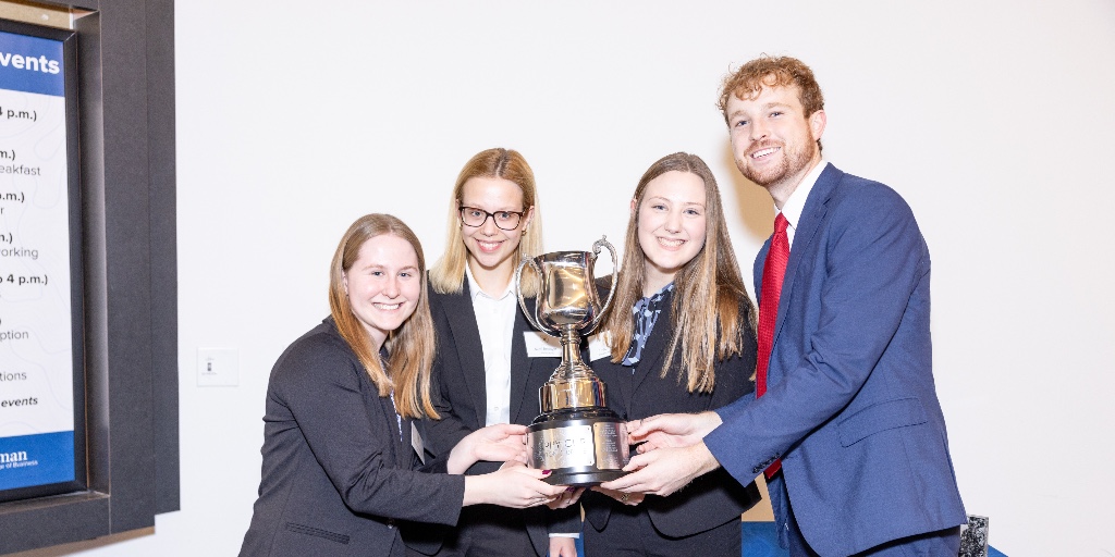 Experiential learning, networking, and yes, even pizza—key ingredients for Murphy Cup success! Teams of Heider students faced real-world challenges, presenting innovative marketing solutions to Casey’s management. Turning undergrad activities into real-world prep!