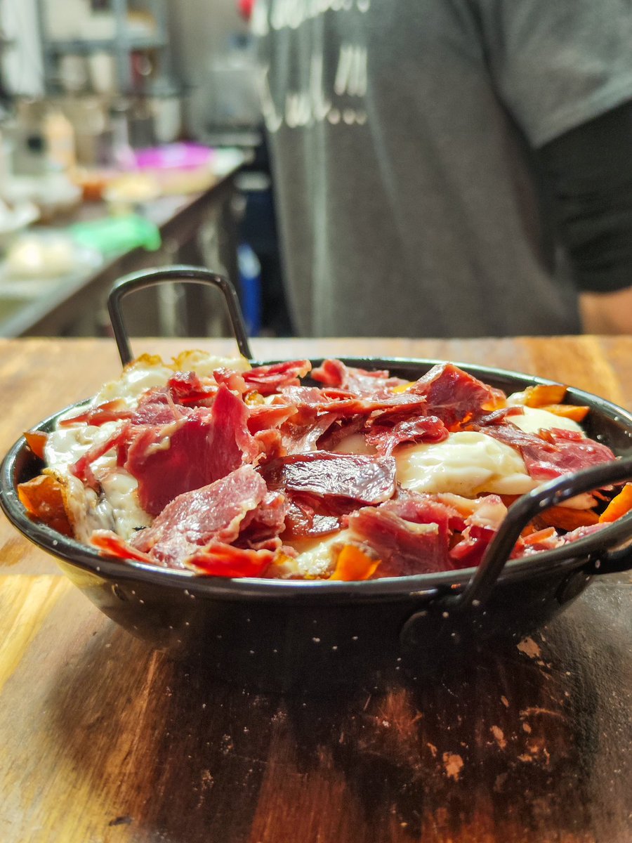 Todos tenemos un amigo o amiga muy fan de los huevos rotos 🍳, ¿a que sí?

Si quieres, puedes comentar la publicación y le etiquetas, a ver qué piensa de los nuestros 😎🔥

En temporada, los preparamos con boniato, pero también los puedes pedir con patatas.
¿Nos vemos esta noche?