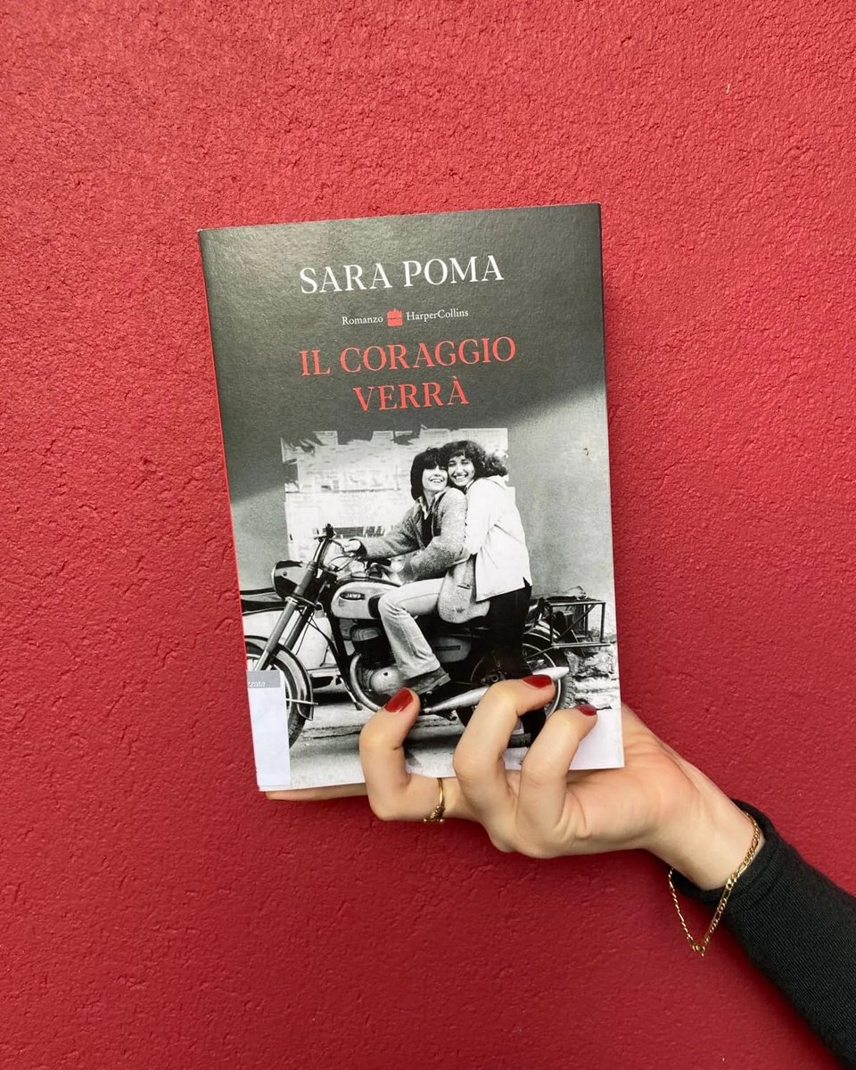 mastereditoria's tweet photo. Lo #ScaffaledelMaster continua a crescere! Vi presentiamo la carrellata di titoli a tema editoriale arrivati in @FondMondadori in questi giorni! 
#mastereditoria #editoria #biblioteca #nuoviarrivi #libri https://t.co/Rqz4fIlWiY