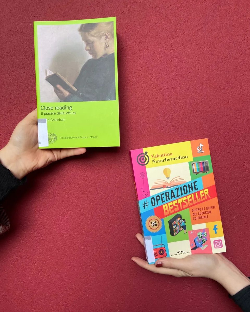 mastereditoria's tweet photo. Lo #ScaffaledelMaster continua a crescere! Vi presentiamo la carrellata di titoli a tema editoriale arrivati in @FondMondadori in questi giorni! 
#mastereditoria #editoria #biblioteca #nuoviarrivi #libri https://t.co/Rqz4fIlWiY