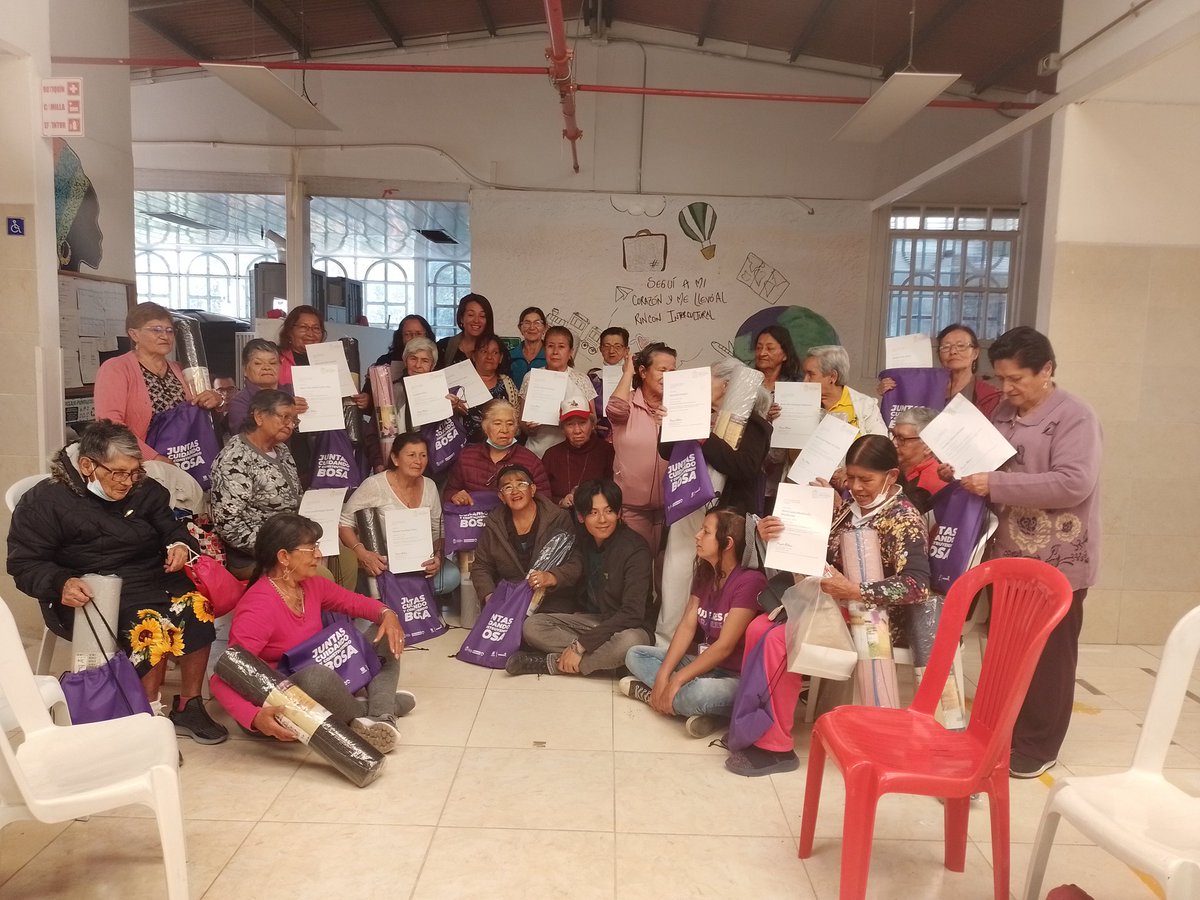 TeamCSRincon's tweet photo. Estamos desde el centro día Casa de la Sabiduria Rincon Intercultural en el marco de la semana de conmemoración del día de la mujer fortaleciendo los derechos de las MUJERES entregando certificados de participación UNAL #mujeresimparables #vejez #niunamenos
@integracionbta https://t.co/YNG3pJHfLa