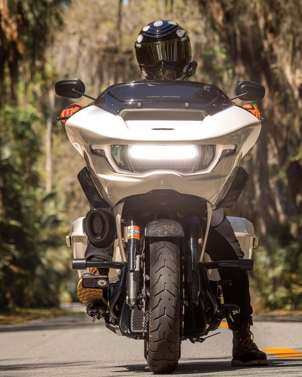 Shark(nose) attack in Daytona Beach, FL.​

#HarleyDavidson #CVORoadGlideST #DaytonaBikeWeek