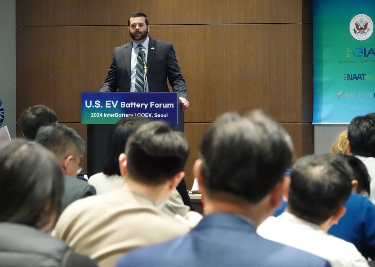 Indiana_EDC's tweet photo. Sec. Rosenberg & IEDC Korea Office Manager Max Kim today showed an audience from around the world that Indiana is ready for the future of battery tech & advanced manufacturing. They spoke during the U.S. EV Battery Forum at #InterBattery, a massive battery exhibition in Korea. https://t.co/fwmSQqDmxz