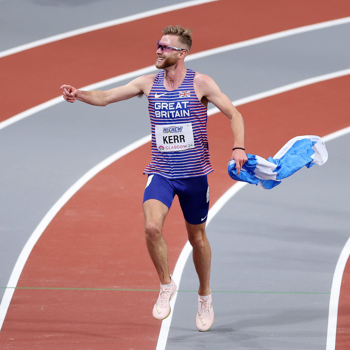 How it started v how it's going 💥 This past weekend, Josh Kerr claimed a stunning world 3000m indoor gold medal in Glasgow with 7:42.98 🥇 His last indoor 3000m in Glasgow prior to the World Indoors was in 2015 when Kerr clocked 9:11.76 at a BMC event aged 17 🏴󠁧󠁢󠁳󠁣󠁴󠁿 📸…