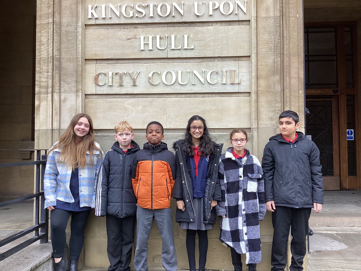 Yesterday, our Head Pupils, Mrs Corner and some of our longest serving staff members met the Lord Mayor, Councillor Neal at the Guildhall for lunch. They had an opportunity to find out about the role of a Mayor, councillors and toured the Guildhall. @hullccnews @HCATschools